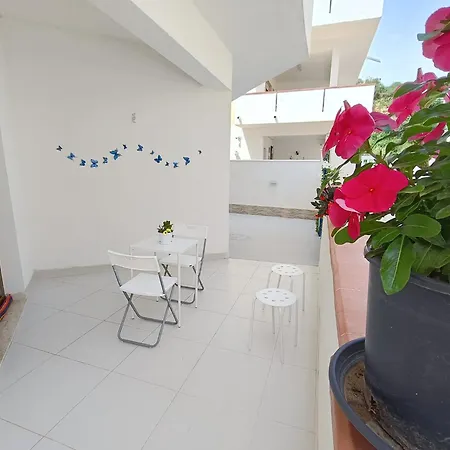 Rosso Corallo A Tre Minuti Dal Mare Disponibile Piano Terra Indipendente Sul Golfo Di Castellammare *